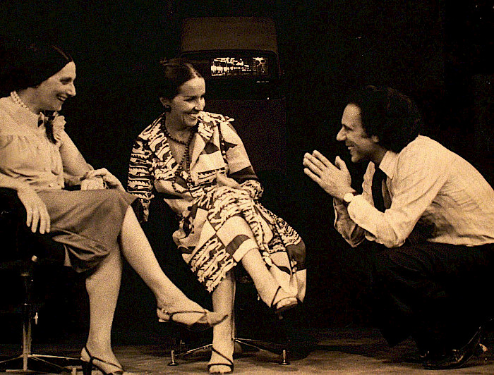 Maité Fernández, Delfina Guzmán, y Nissim Sharim, en escena