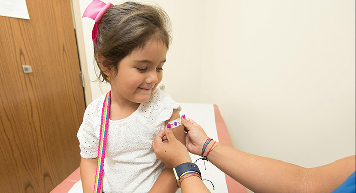 niña en consulta médica