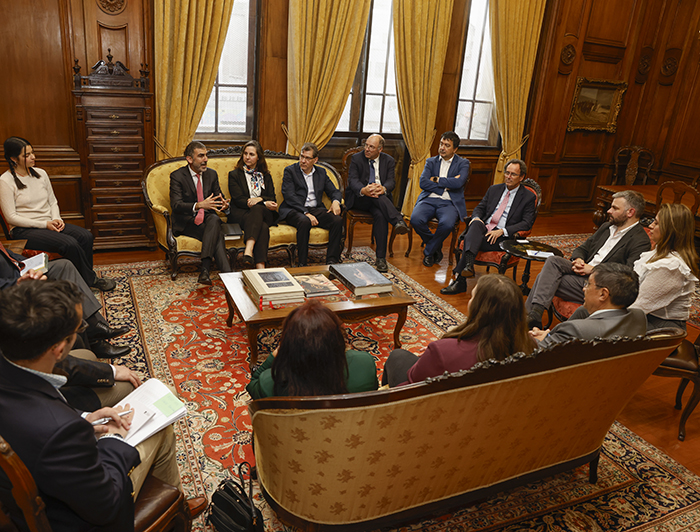 El Grupo Bolivia-Chile con Mirada de Futuro junto al rector Juan Carlos de la Llera y otras autoridades UC