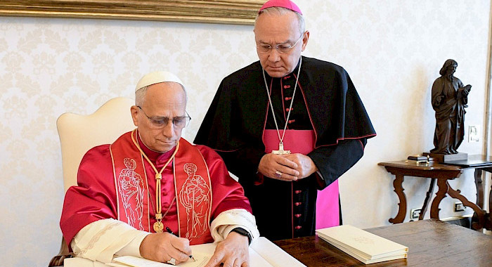 Papa León XIV escribiendo