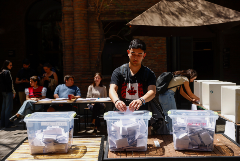 Un estudiante votando