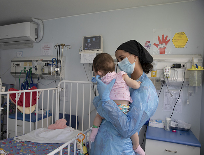 Imagen de doctora con bebé en el hospital Josefina Martinez