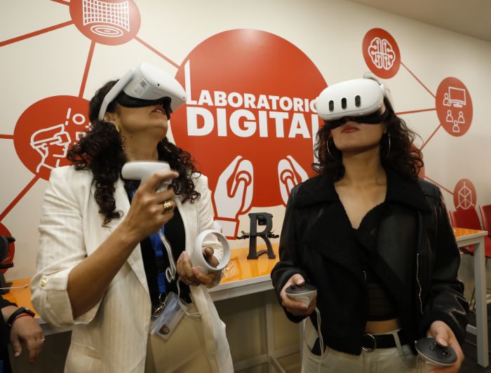 Dos mujeres con lentes de realidad virtual