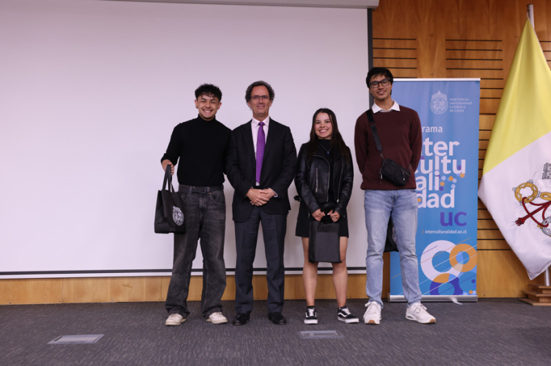 Choudhry Mustafein Cheema, Melissa Álvarez y Felipe Jarma junto al rector Juan Carlos de la Llera
