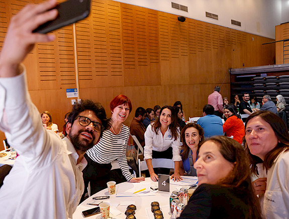 La prorrectora Mariane Krause acompañada de otras personas