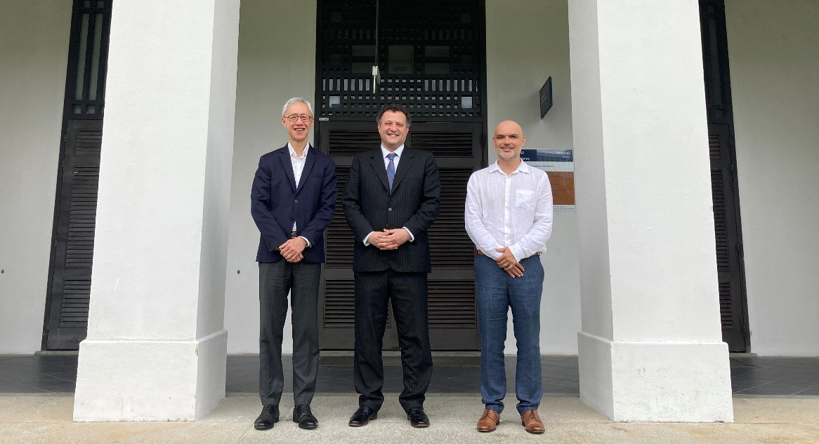 Tan Cheng Han, Chief Strategy Officer de la Facultad de Derecho de la National University of Singapore; Gabriel Bocksang, decano de Derecho UC; y Nicolás Cannoni, exalumno Derecho UC.