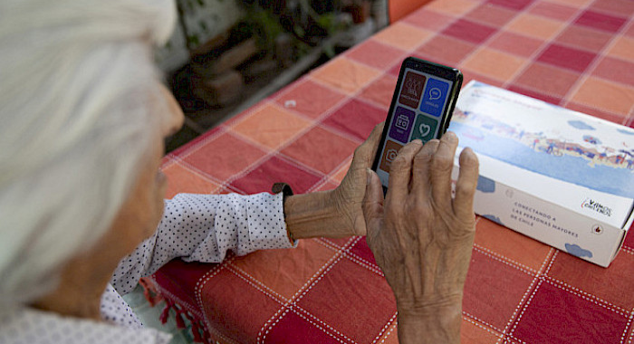 persona_mayor_celular_uc