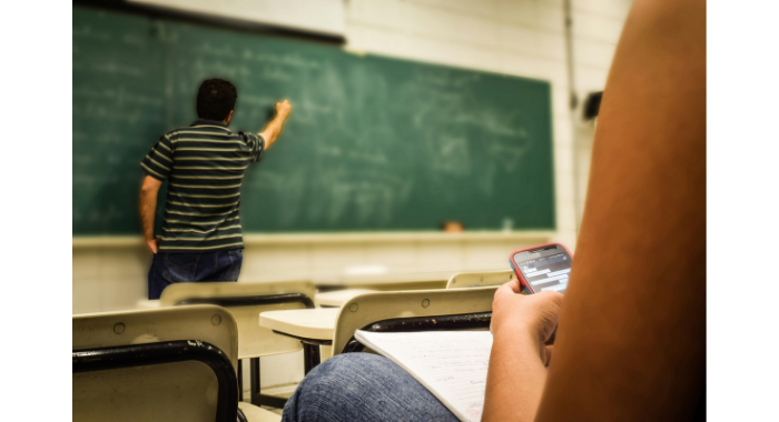 Prohibición de celulares: Cómo gestionar la resistencia de escolares y evitar que tensione el clima en el colegio