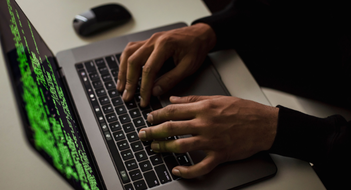 Chile está quedando atrás en debate global sobre ciberseguridad, advierte experto UC