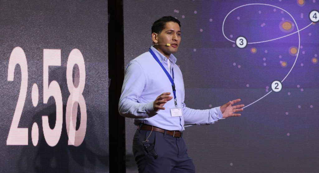 Con investigación sobre galaxias enanas, estudiante de Doctorado en Astrofísica gana Tesis en Tres Minutos UC