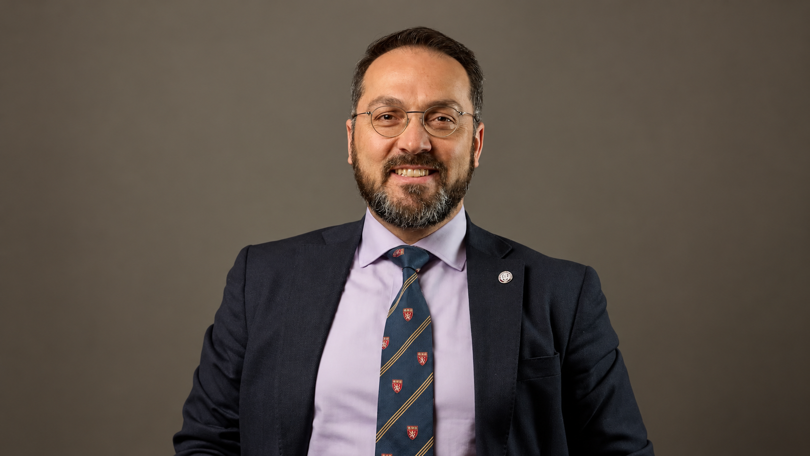 Retrato formal de académico sonriente