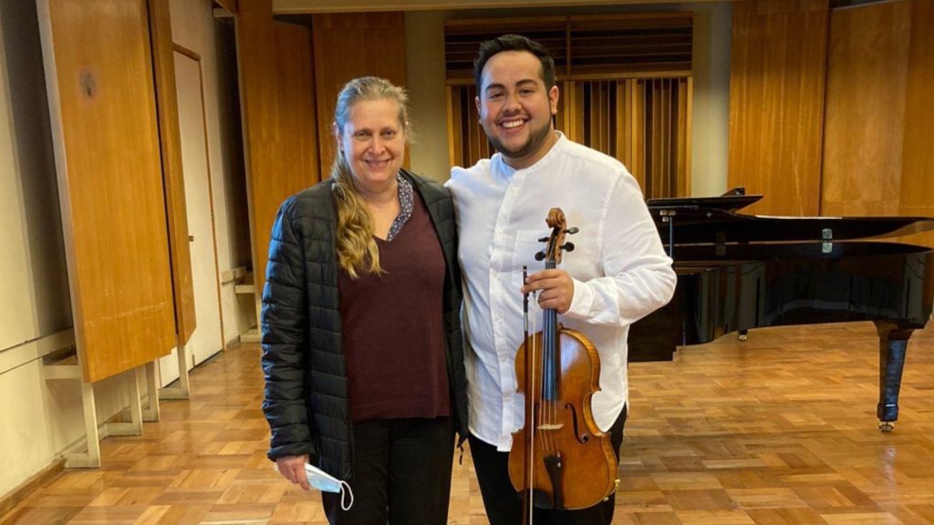 Samuel Poblete y su profesora, en el Auditorio Música UC